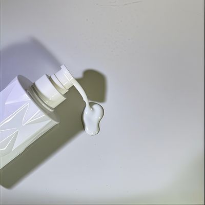 গ্লাস আকৃতির PET কসমেটিক বোতল প্রেস পাম্প এবং কাস্টম লোগো সহ, সর্বনিম্ন ৫০০০ পিস, ডেলিভারি ১৫-৩৫ দিন