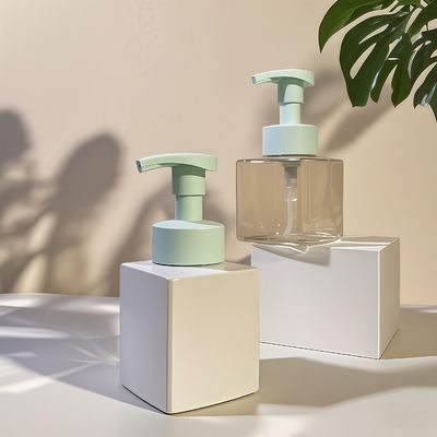 ত্বকের যত্নের প্যাকেজিংয়ের জন্য পিইটি উপাদান এবং প্রেস পাম্প সহ স্কোয়ার কসমেটিক লোশন পাম্প বোতল