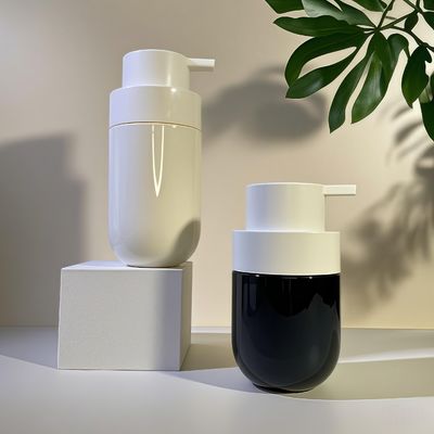 প্রেস পাম্প এবং সৌন্দর্য প্যাকেজিং জন্য কাস্টম রঙ সিল্ক স্ক্রিন প্রিন্টিং সঙ্গে ফ্যাট গোলাকার আকৃতির পিইটি কসমেটিক বোতল