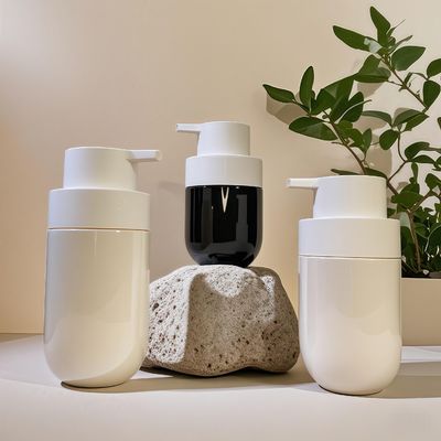 প্রেস পাম্প এবং সৌন্দর্য প্যাকেজিং জন্য কাস্টম রঙ সিল্ক স্ক্রিন প্রিন্টিং সঙ্গে ফ্যাট গোলাকার আকৃতির পিইটি কসমেটিক বোতল