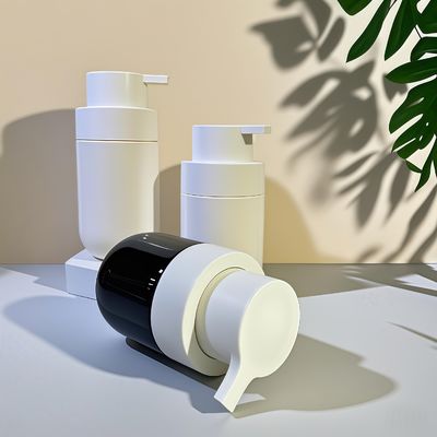 প্রেস পাম্প এবং সৌন্দর্য প্যাকেজিং জন্য কাস্টম রঙ সিল্ক স্ক্রিন প্রিন্টিং সঙ্গে ফ্যাট গোলাকার আকৃতির পিইটি কসমেটিক বোতল