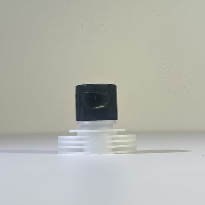 নমনীয় স্যানিটাইজার এবং প্রসাধনী প্যাকেজিংয়ের জন্য পোর্টেবল এবং টেকসই ৩মিমি ফ্লিপ টপ স্ক্রু ক্যাপ, ১৬মিমি স্পাউট সহ